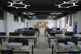 说明: E:/鼎利学院实验室/308：嵌入式ARM与FPGA可编程应用开发实训室/IMG_4393.JPGIMG_4393