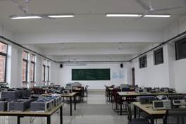 说明: E:/鼎利学院实验室/404：电学综合实验室/电学综合实训室2.JPG电学综合实训室2